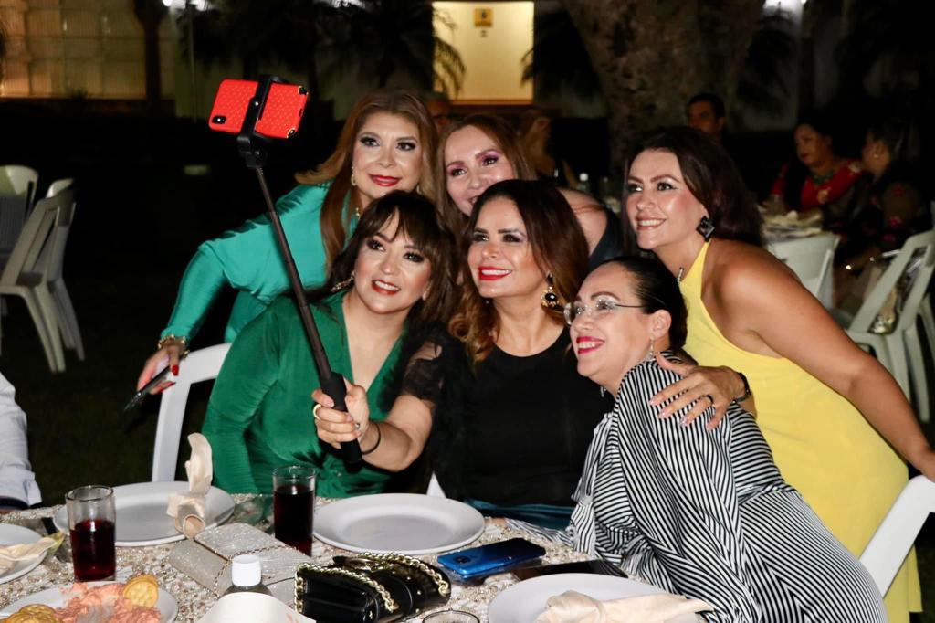 $!Los servidores de la salud se toman una selfies con Gabriela Peña Chico.
