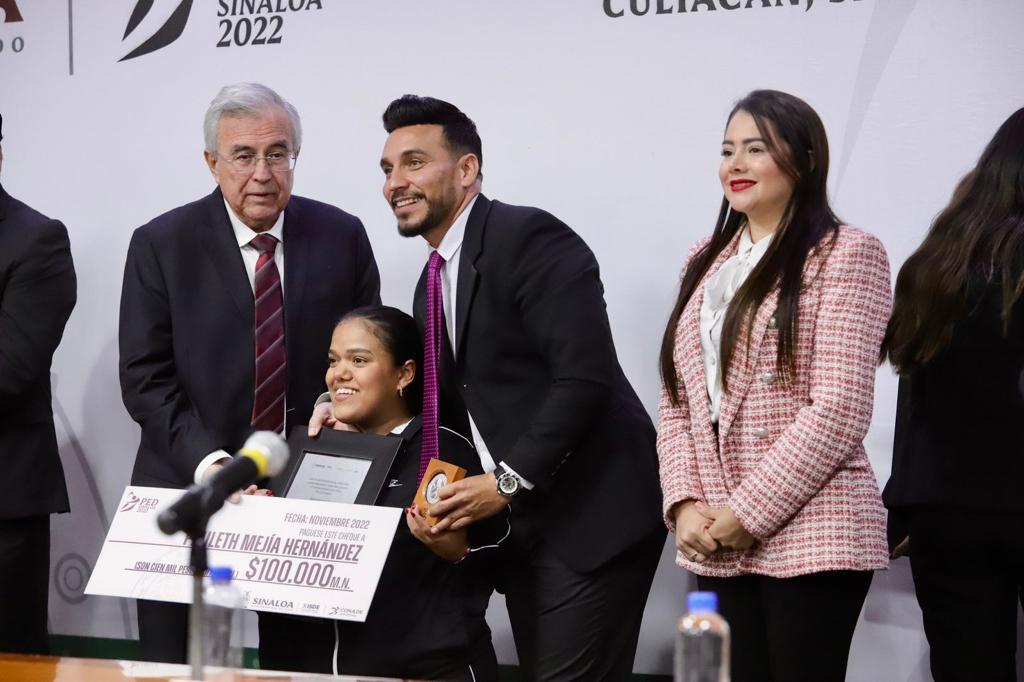 $!Jorge Adán Cárdenas y Pauleth Mejía reciben Premio Estatal del Deporte