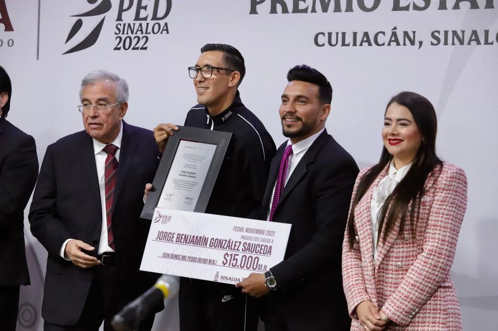 $!Jorge Adán Cárdenas y Pauleth Mejía reciben Premio Estatal del Deporte