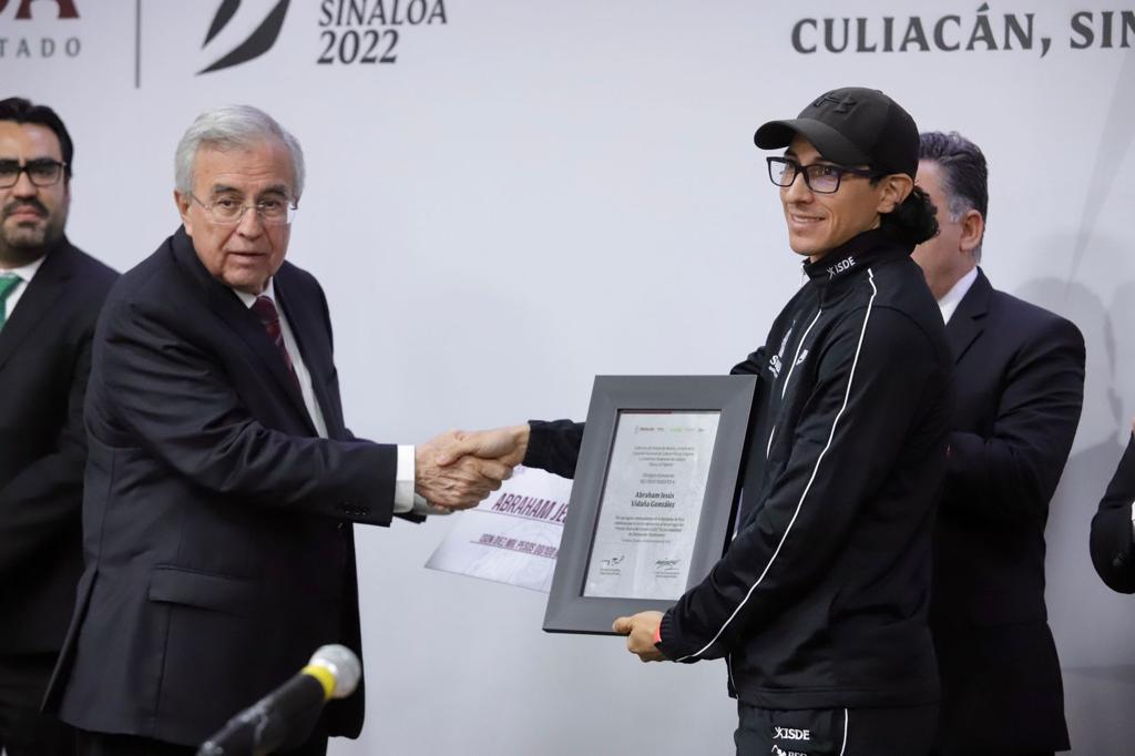 $!Jorge Adán Cárdenas y Pauleth Mejía reciben Premio Estatal del Deporte