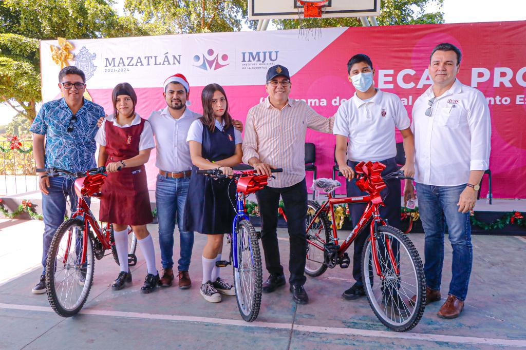 $!Realizan última entrega de becas Proase del año a mil 700 estudiantes de secundaria