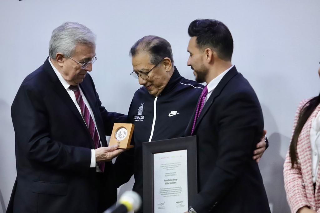 $!Jorge Adán Cárdenas y Pauleth Mejía reciben Premio Estatal del Deporte