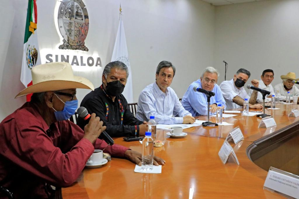 $!‘No vamos a discriminar a nadie por su manera de pensar’, les dice Rocha a cobanaros tras consulta de planta de amoniaco