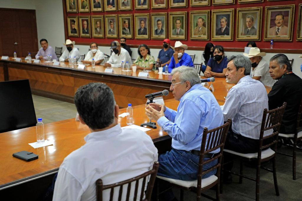 $!‘No vamos a discriminar a nadie por su manera de pensar’, les dice Rocha a cobanaros tras consulta de planta de amoniaco