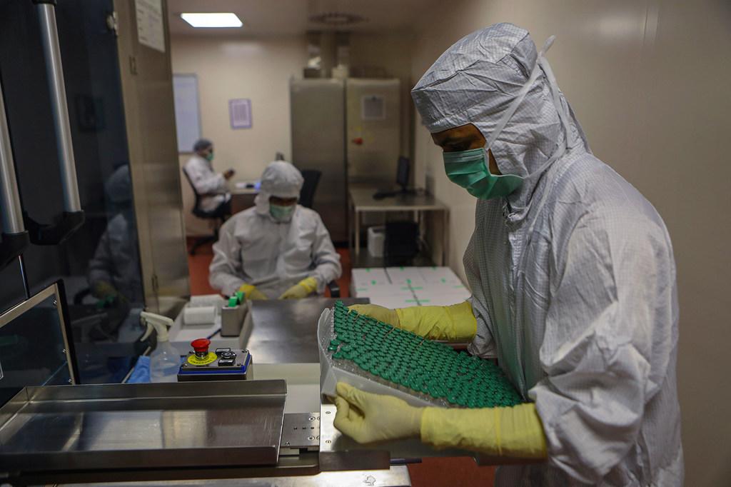 $!La vacuna COVID-19 de AstraZeneca/Oxford para el mecanismo COVAX se fabrica bajo licencia en la India.