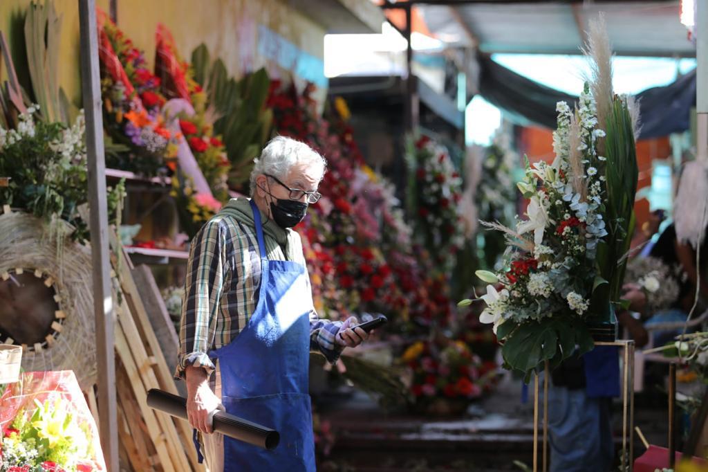 $!Los Mendoza Leva, ejemplo de esfuerzo para salir adelante con la venta de flores
