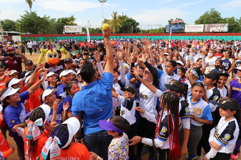 $!Martha Lizárraga es homenajeada al inaugurarse Nacional de Softbol Infantil Femenil