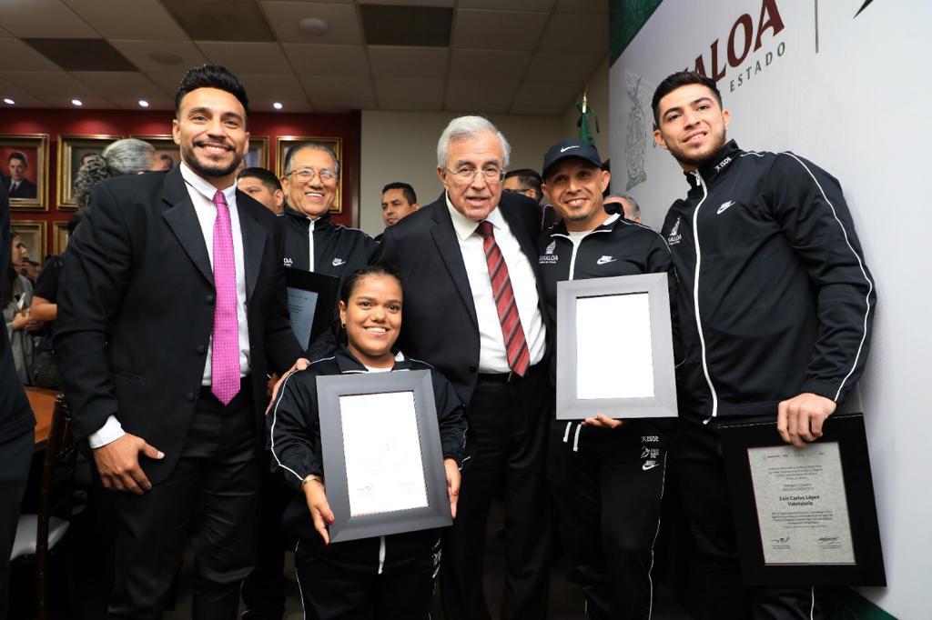 $!Jorge Adán Cárdenas y Pauleth Mejía reciben Premio Estatal del Deporte