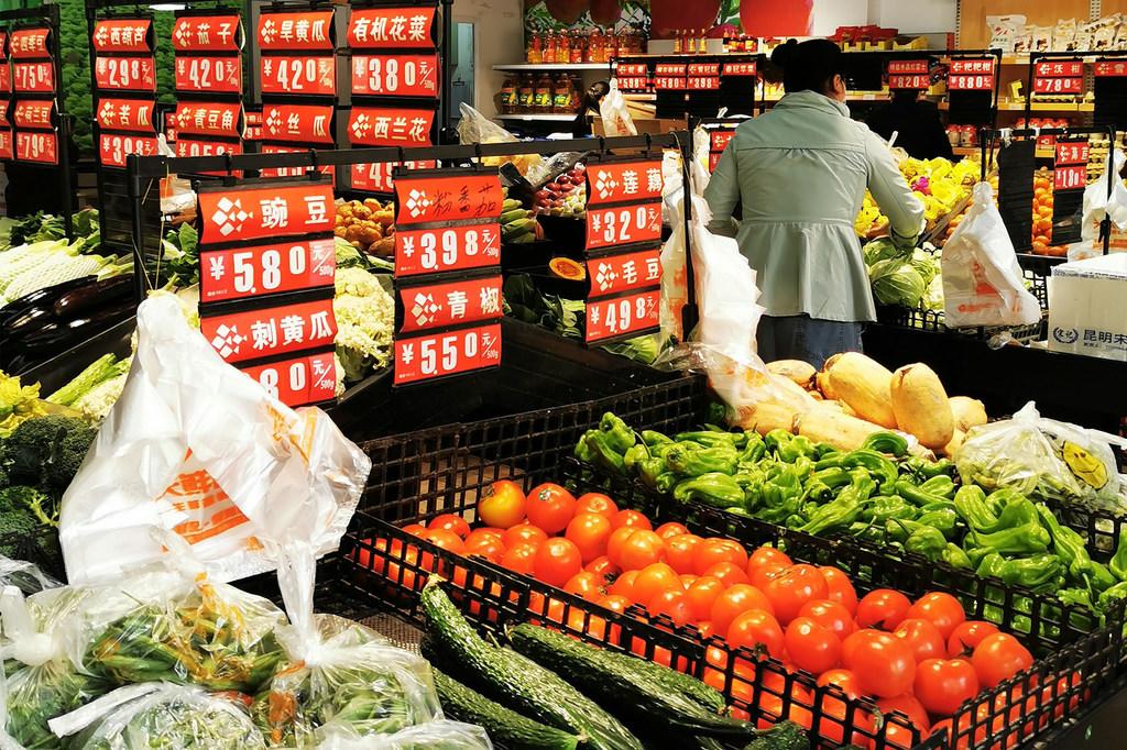 $!Residentes de la ciudad china de Wuhan comprando en un supermercado local el pasado mes de abril, cuando la ciudad fue reabierta tras un cierre de 76 días.