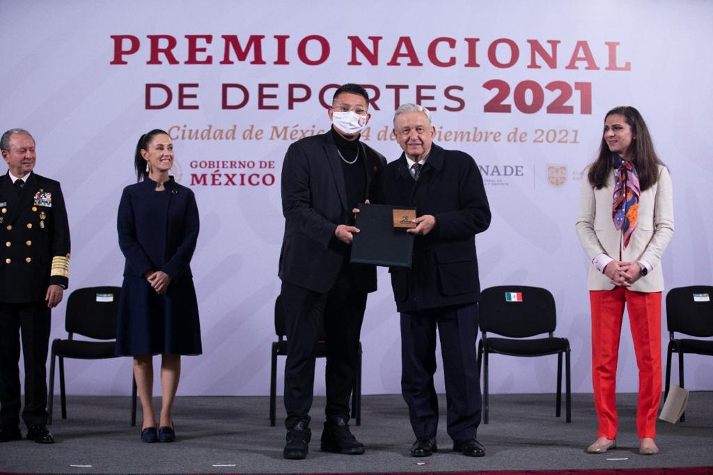 $!Sinaloenses Julio Urías y María Espinoza reciben el Premio Nacional de Deportes 2021