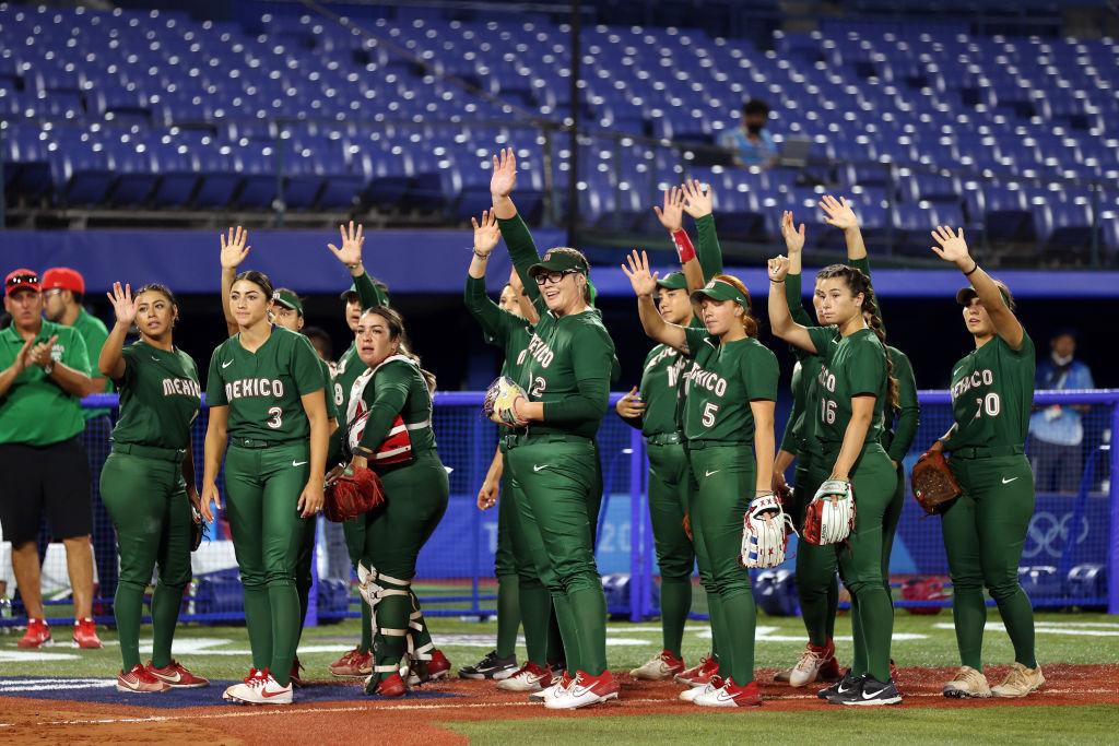 $!COM investigará a equipo de softbol por no portar bandera de México