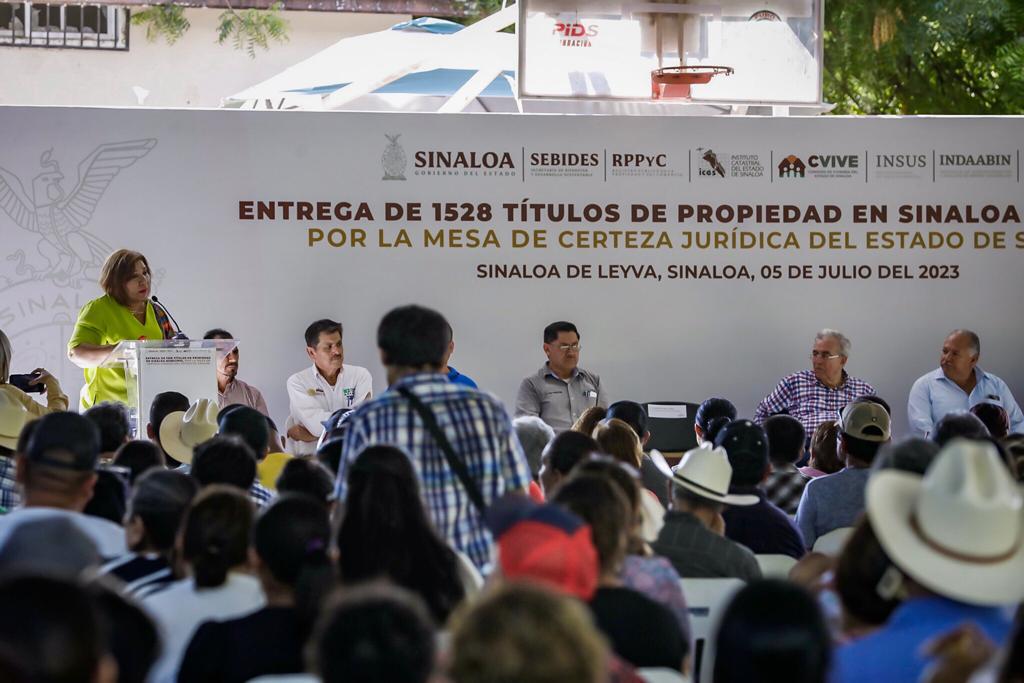 $!Gobierno de Sinaloa entrega títulos de propiedad a más de 1,500 familias