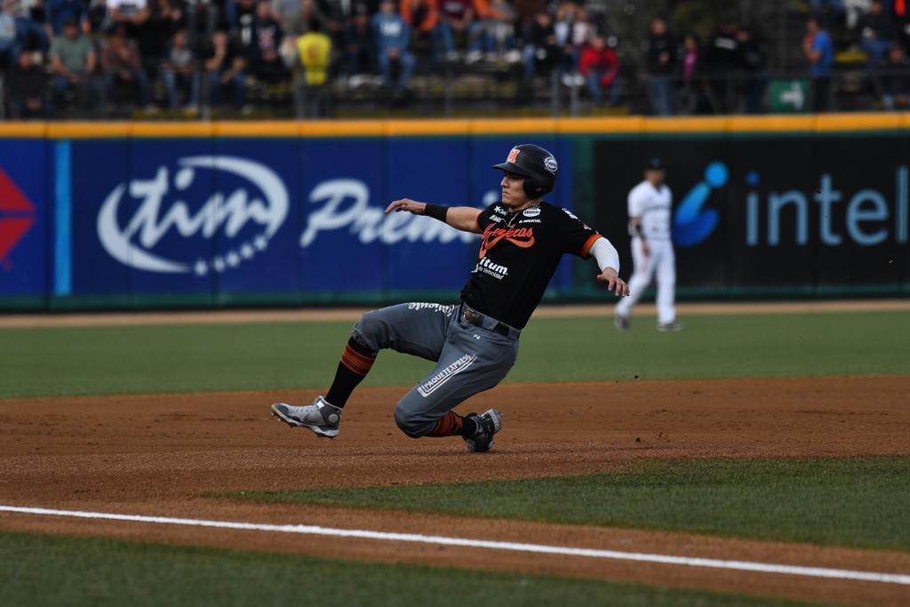 $!Algodoneros de Guasave gana juego del domingo que concluyó este lunes y empata las semifinales