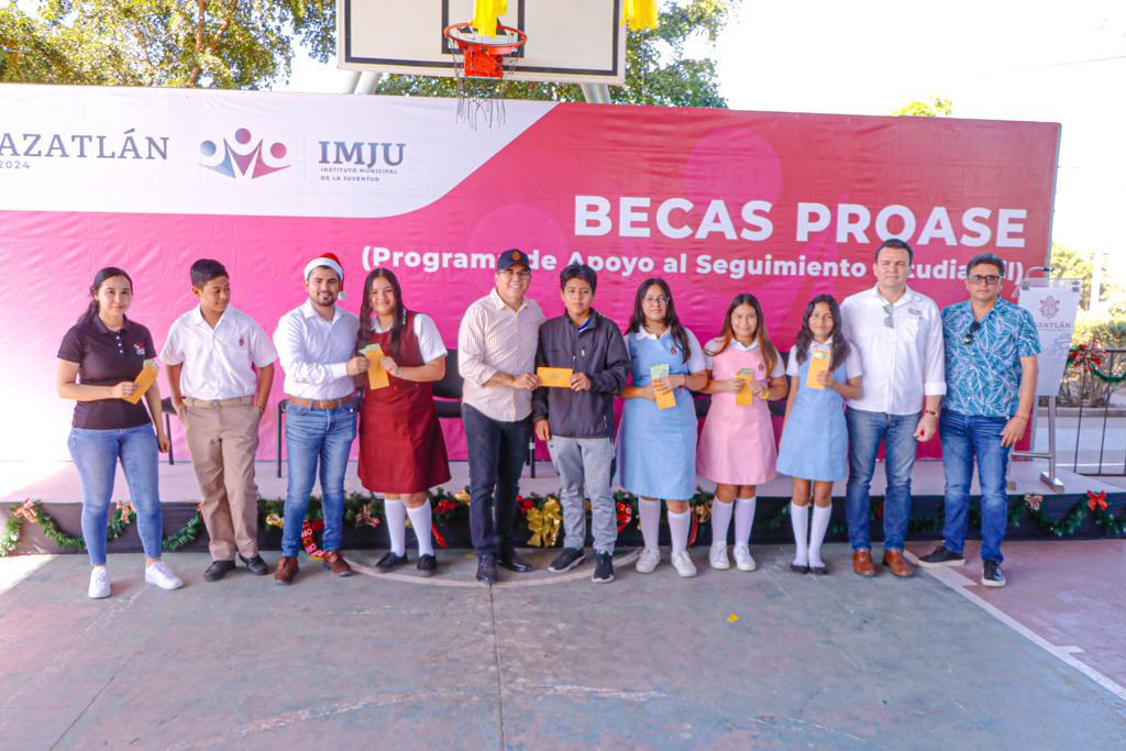 $!Realizan última entrega de becas Proase del año a mil 700 estudiantes de secundaria