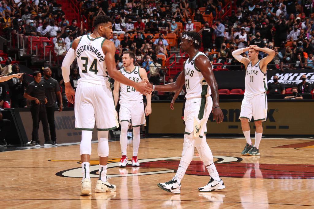 $!Milwaukee Bucks barre por 4-0 a Miami Heat con triple-doble de Giannis Antetokounmpo