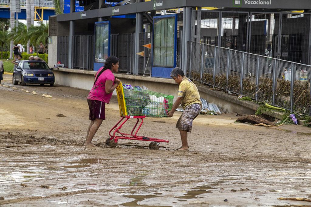$!Ante la ausencia institucional y la falta de apoyos, la población damnificada por el huracán participó en saqueos para conseguir alimentos.