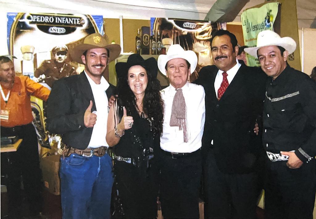 $!Con personalidades del espectáculo.