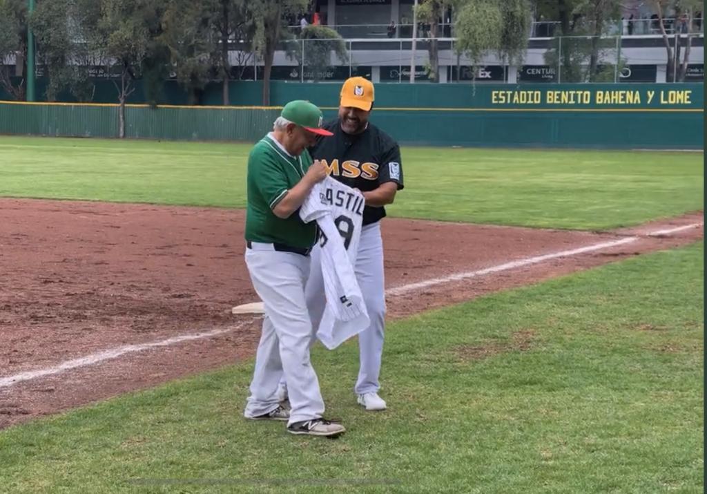 $!El Presidente presume victoria en juego de beisbol, a pesar de ‘cachirules’ del equipo adversario