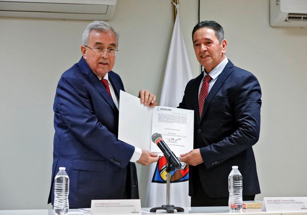 $!Miguel Chávez rinde protesta como director de la Escuela Normal de Sinaloa