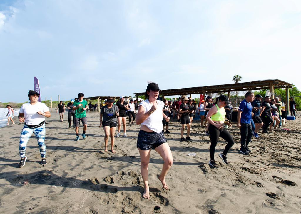 $!Todo un éxito la clase masiva funcional en la playa
