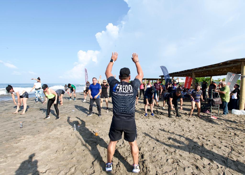 $!Todo un éxito la clase masiva funcional en la playa
