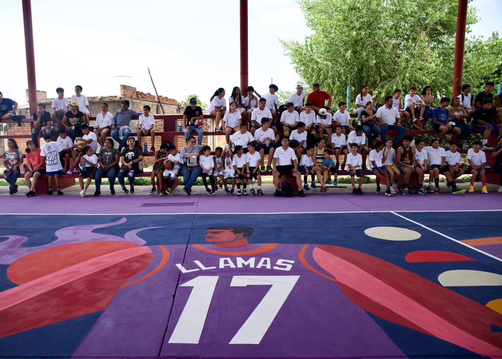 $!Entregan remodelación de cancha en Rosario en honor a Horacio Llamas