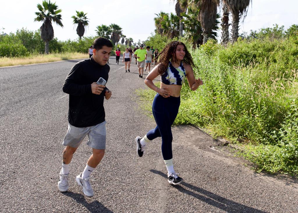 $!Todo un éxito la clase masiva funcional en la playa
