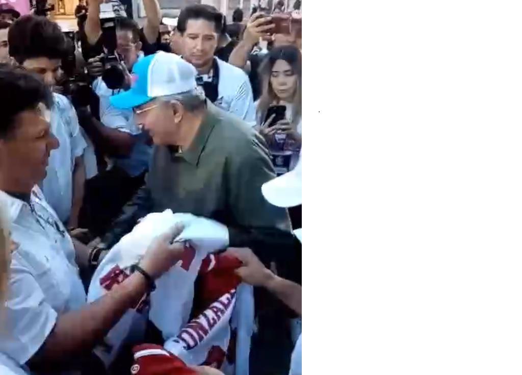 $!Entre la multitud llega el Gobernador Rocha Moya al estadio para el Cuadrangular del Bienestar