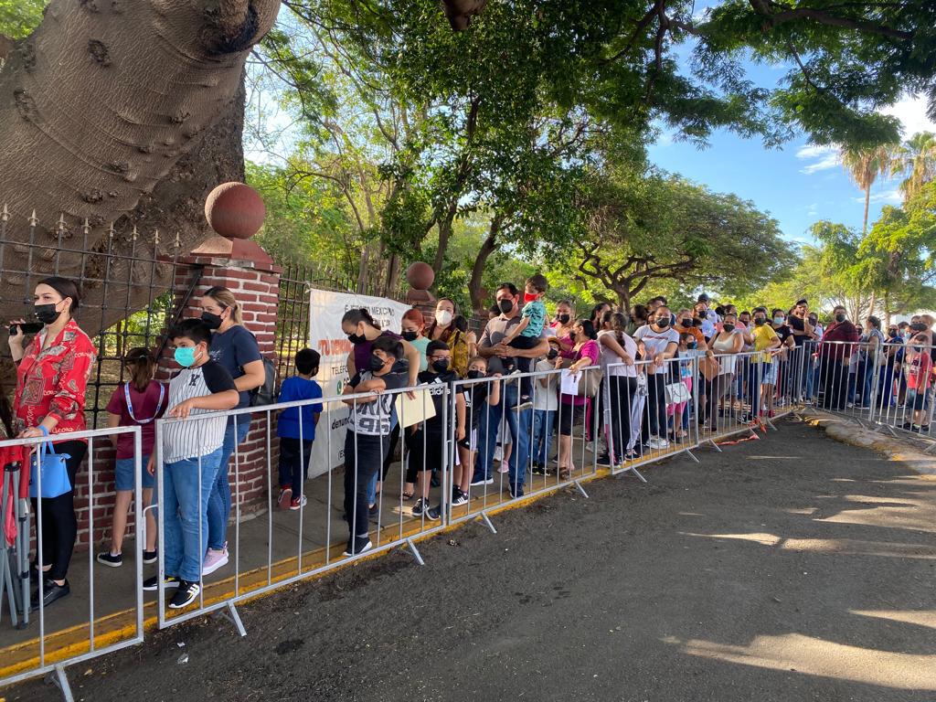 $!En medio de quejas y una larga fila, transcurre primer día de vacunación contra Covid a niños en Culiacán