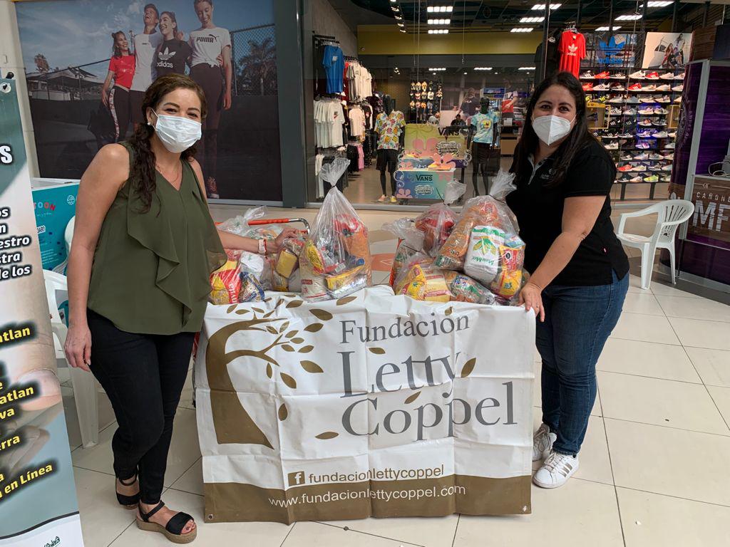 $!Conni Velarde, de Fundación Letty Coppel, al momento de realizar su donativo.