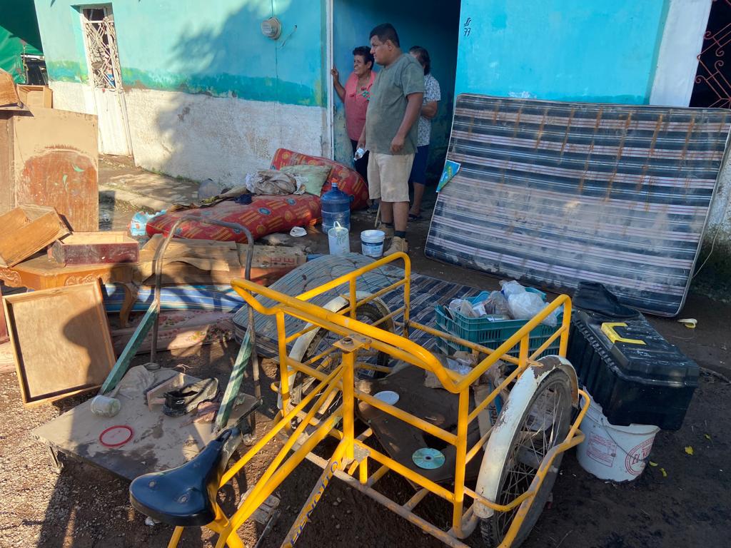 $!Pertenencias son puestas al sol para que se sequen después de las inundaciones.