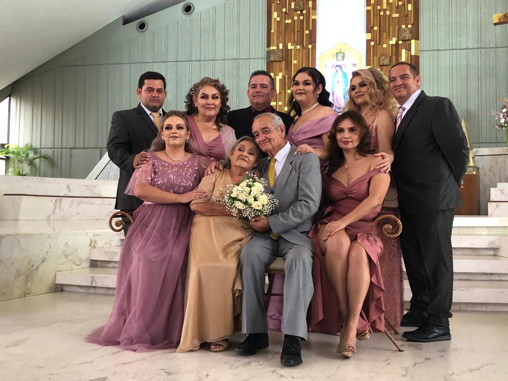 $!La pareja acompañada de sus hijos Juan Manuel, Nelly Marcela, Óliver Alonso, Raquel Guadalupe, Rosa María, Luis Fernando, Claudia Alejandra y Araceli.