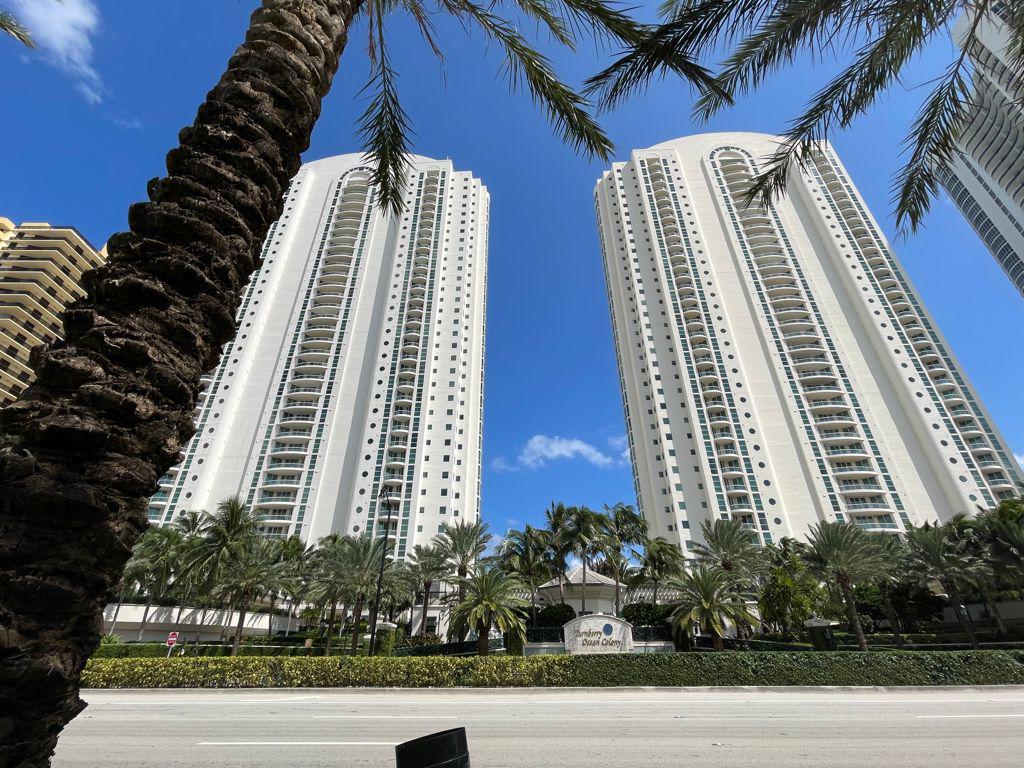$!El complejo en Collins Avenue de Miami donde se ubica el departamento que controla una offshore cuyas acciones posee Julio Scherer Ibarra. Fotografía: Especial