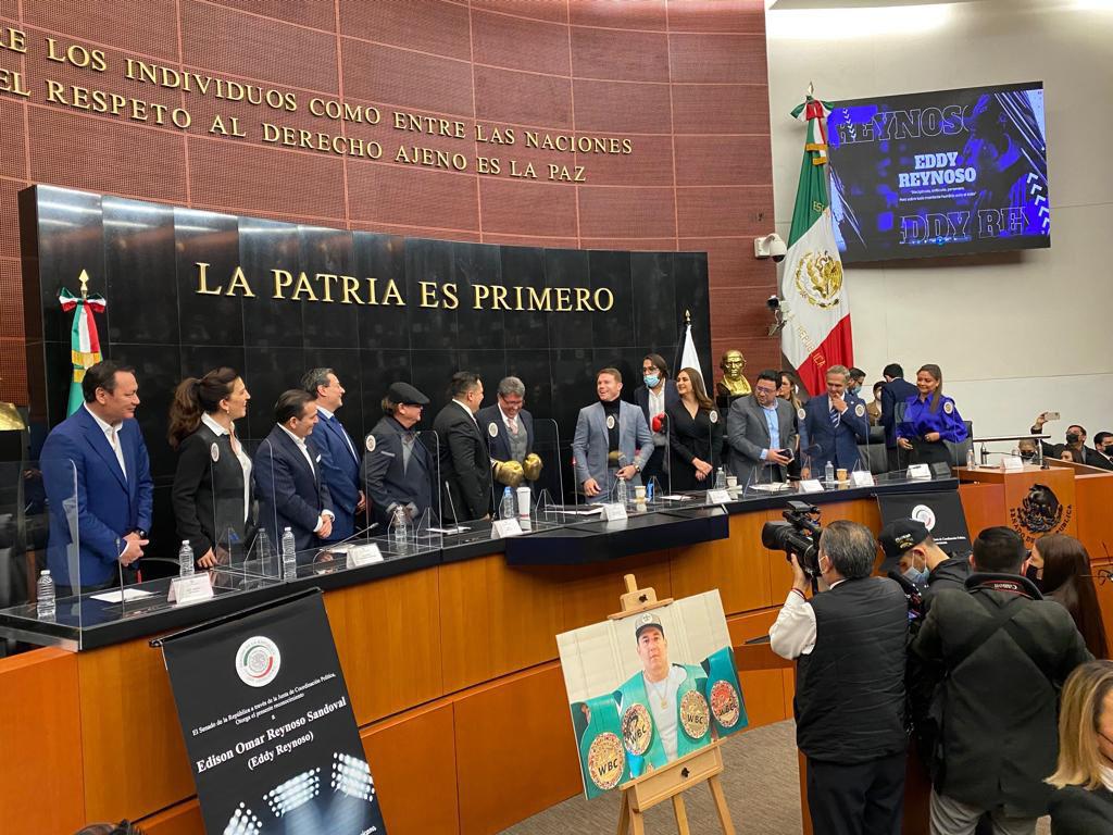 $!Canelo Álvarez causa conmoción en su visita al Senado