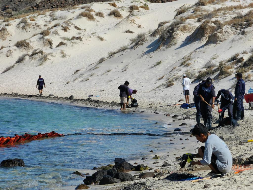 $!Yate se incendia en playa Balandra, una de las más bonitas de México, y provoca contingencia ambiental