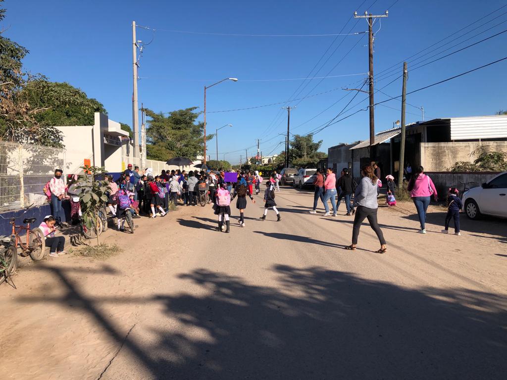 $!Cierran padres una primaria de Escuinapa en demanda de la destitución de su directora