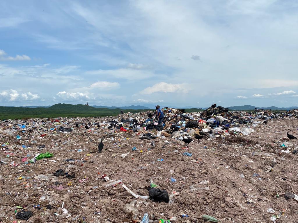 $!Ganamos poco, por eso la mayoría vestimos y calzamos de la basura, dice Esmeralda