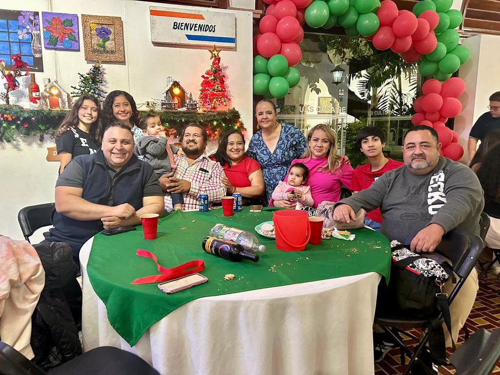 $!Leopoldo Medina, Katia Rivera, Marcela Hernández y Cecy Cota con sus familias, y Lidia Sarabia.