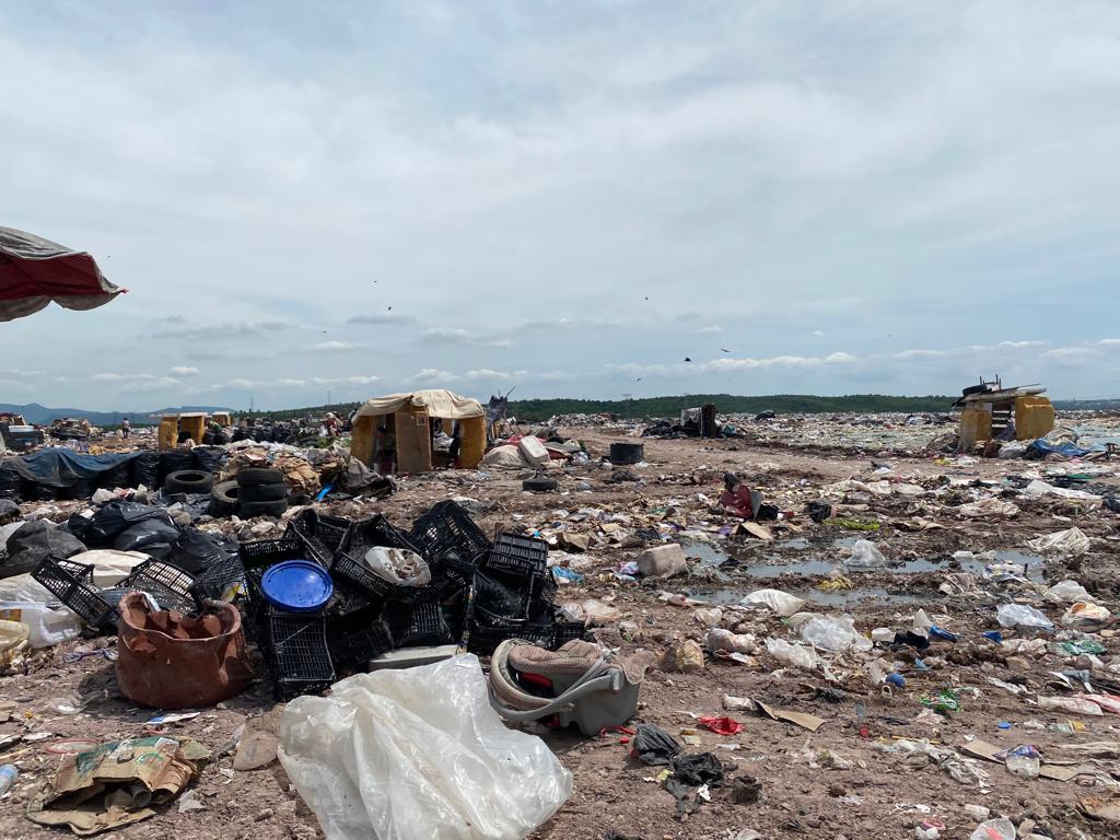 $!Ganamos poco, por eso la mayoría vestimos y calzamos de la basura, dice Esmeralda