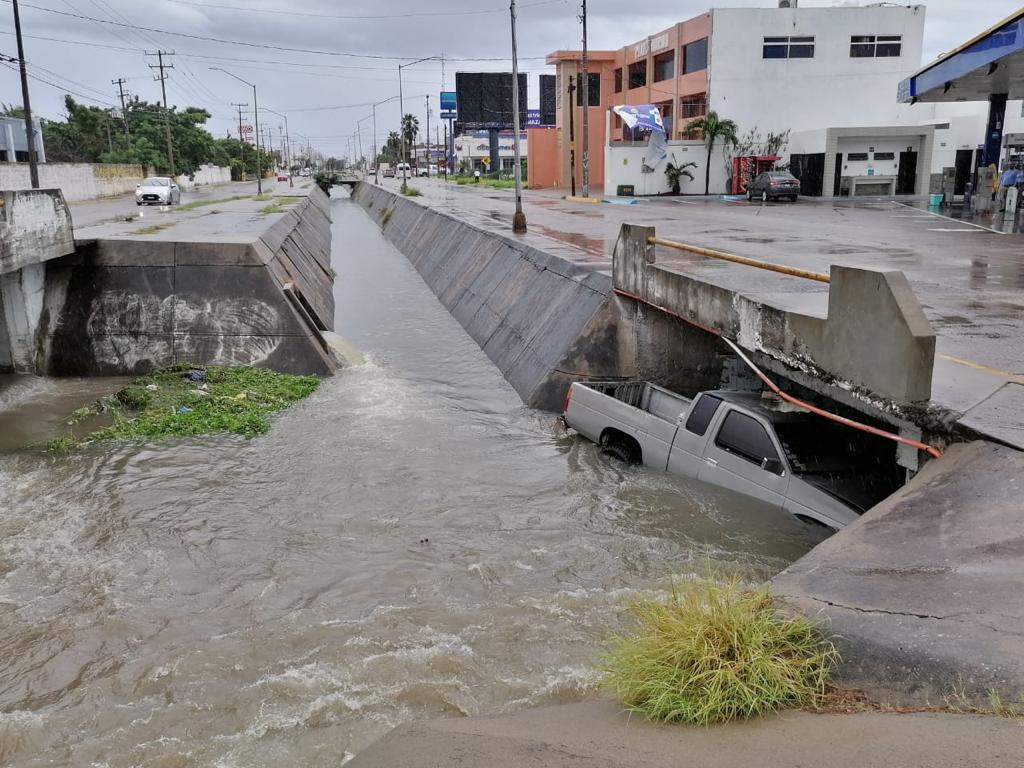 $!Camioneta que cayó a un canal de la avenida La Marina.