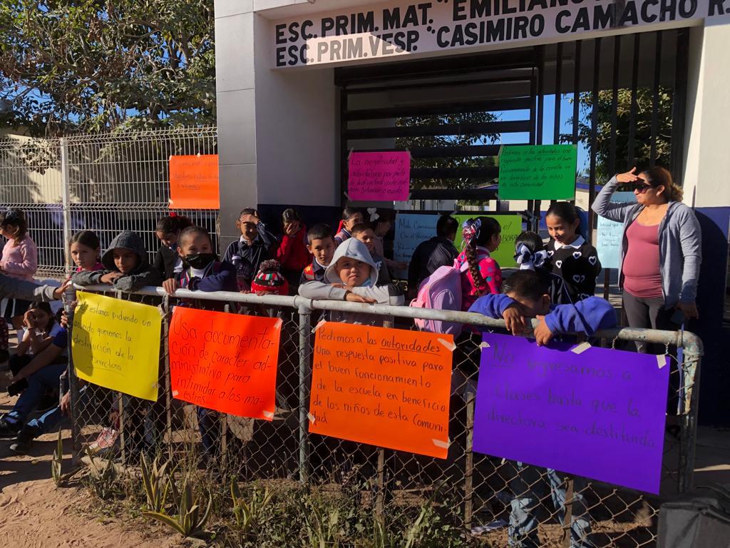 $!Cierran padres una primaria de Escuinapa en demanda de la destitución de su directora