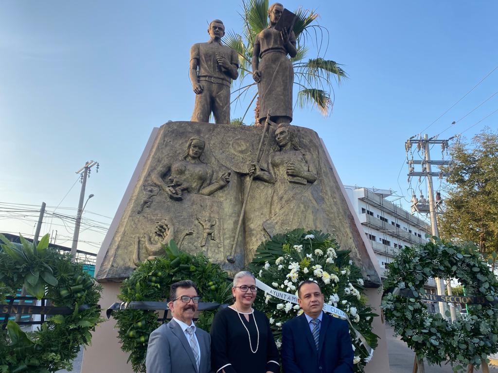 $!En Culiacán inician festejo del Día del Maestro con ofrenda floral en su monumento