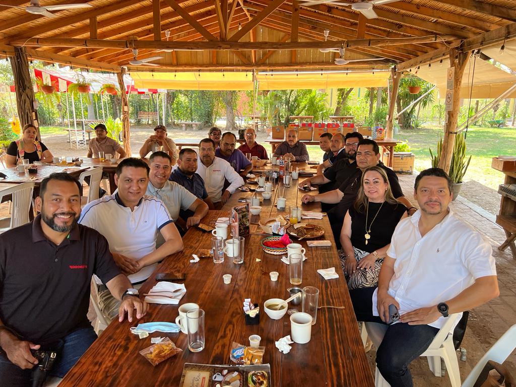 $!En el Restaurante Quinta Santa Rita, los papás Datemex conviven en una grata mañana.