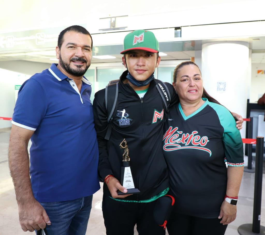 $!Emotivo recibimiento tiene en Culiacán el mundialista Ezequiel Rivera