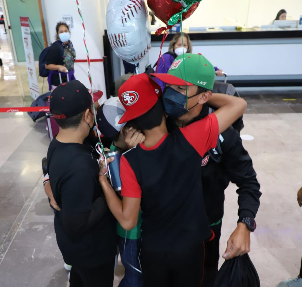 $!Emotivo recibimiento tiene en Culiacán el mundialista Ezequiel Rivera