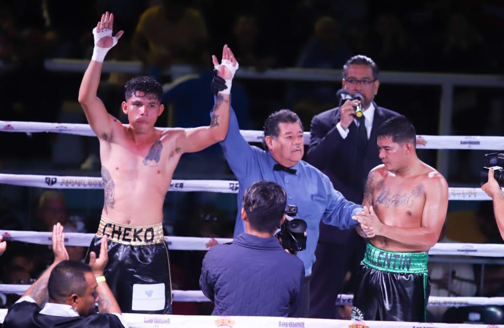 $!Feroz triunfo de Juan Estrada en velada de box Sangre Nueva 2