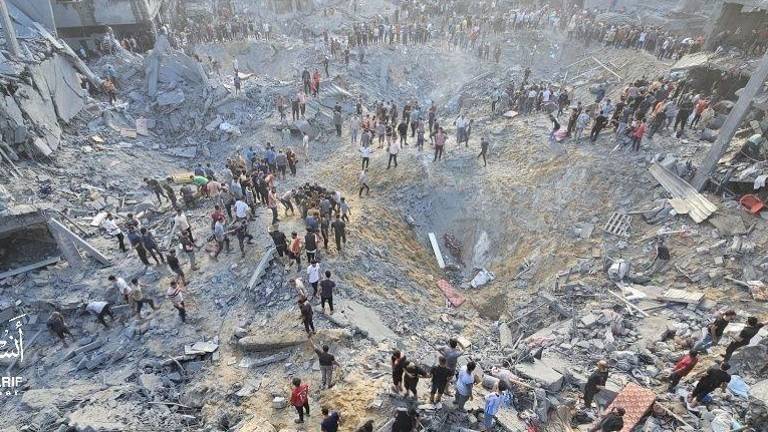 El Ministerio de Salud de Gaza dijo que más de 50 personas murieron y decenas más resultaron heridas en el bombardeo israelí en el campo de refugiados de Jabalia.