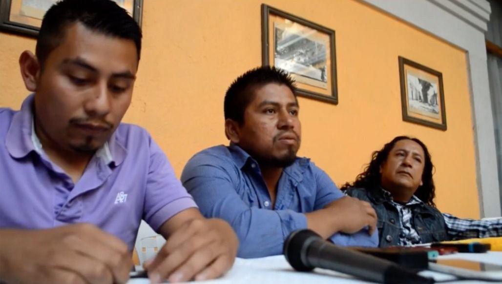 $!Sergio Rivera (en el centro) durante una de las conferencias de prensa en la ciudad de Tehuacán. Imagen tomada de la serie documental Sergio Rivera, presente. La resistencia en la Sierra Negra de Puebla, realizada por Radio Zapote.