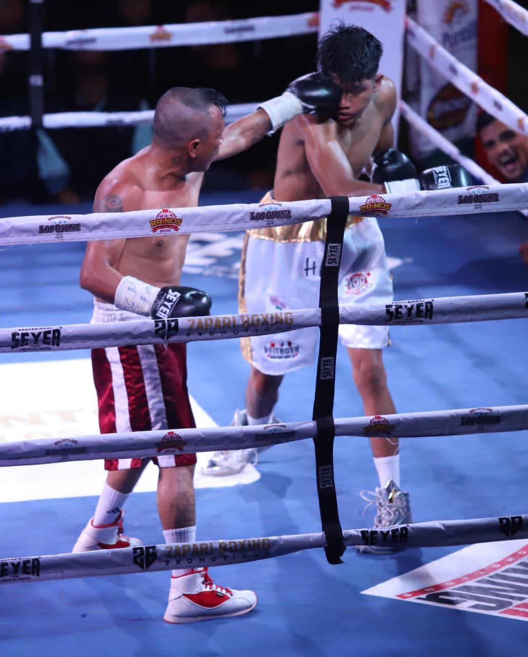 $!Feroz triunfo de Juan Estrada en velada de box Sangre Nueva 2