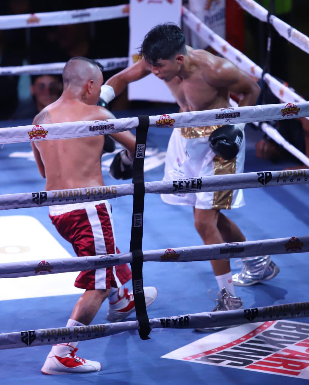 $!Feroz triunfo de Juan Estrada en velada de box Sangre Nueva 2